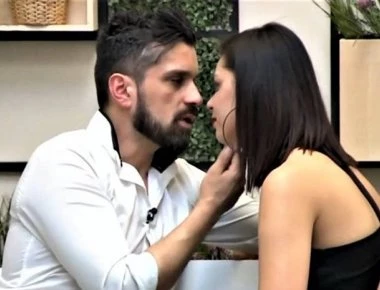 Βίντεο: Ο Μητσικώστας μιμείται το «σκάσε, βούλωστο» του Ανδρέα στην Αλεξάνδρα (βίντεο)